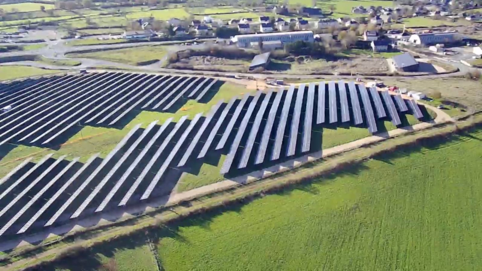 Centrale photovoltaïque au sol, vue aérienne